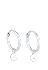 Orecchini a cerchio in argento con una finitura lucida, dotati di un piccolo ciondolo rotondo contrassegnato "925". Design semplice e circolare con una texture liscia.