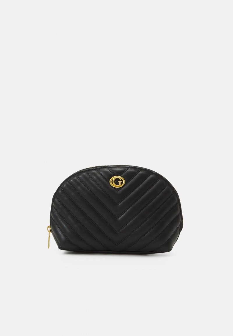 Borsetta in pelle nera con imbottitura a chevron, logo circolare dorato sulla parte anteriore, forma arrotondata e chiusura con zip superiore.