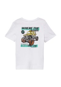 Witte katoenen t-shirt met een grafisch ontwerp van een gele off-road voertuig met zwarte banden en levendige tekst: "WAAR DE ZANDEN GEHEIMEN FLUISTEREN."