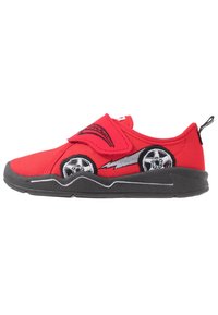 Rode stoffen sneaker met grijze rubberen zool, voorzien van zwarte wielontwerpen en bliksemaccenten. Klittenbandsluiting voor gemakkelijke bevestiging.