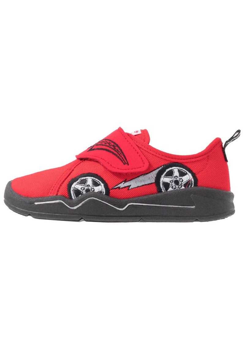 Rode stoffen sneaker met grijze rubberen zool, voorzien van zwarte wielontwerpen en bliksemaccenten. Klittenbandsluiting voor gemakkelijke bevestiging.