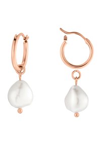 Hoop-Ohrringe aus Roségold mit unregelmäßig geformten weißen Perlen, die an einer kleinen Schlaufe hängen. Glatte Oberfläche mit polierter Ausführung.