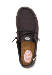 Scarpa slip-on nera in tessuto intrecciato con soletta in sughero, suola in gomma bianca e lacci regolabili; presenta un logo sulla linguetta.