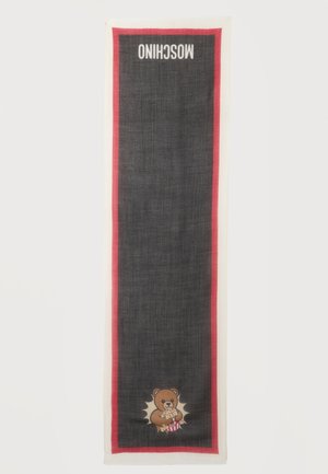 Lunga sciarpa rettangolare con centro nero, bordo rosso, testo bianco "Moschino" capovolto in alto e orso dei cartoni animati che tiene i popcorn in basso.