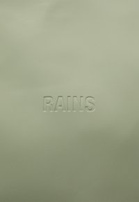 Rains HILO BAG LARGE UNISEX - Torba za vikend - earth