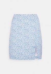 Gonna mini a fiori in azzurro chiaro con dettagli bianchi, dotata di uno spacco laterale e una texture liscia. Adatta per un look casual.