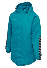Türkisfarbige Kapuzenjacke mit Frontreißverschluss, elastischen Bündchen und schwarz-grauen Zickzackstreifen an den Ärmeln. Glattes, wasserabweisendes Material.