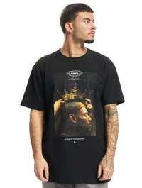 T-shirt en coton noir avec un graphique d'une figure couronnée, accompagnée de texte en dessous. Coupe décontractée et manches courtes.