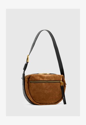 Ruskea mokkanahkainen olkalaukku, jossa on kultainen vetoketj yksityiskohta, jämäkkä muoto ja musta säädettävä olkahihna, jossa on useita reikiä pituuden säätämiseksi.