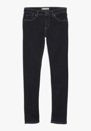 Czarne jeansy slim-fit z przednimi kieszeniami, szlufkami na pasek i zapinane na guzik, wyłożone płasko na białym tle.