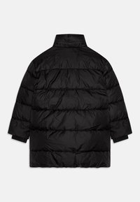 Schwarze Pufferjacke mit hohem Kragen, horizontal gestepptem Design und elastischen Bündchen. Hergestellt aus einem glatten, langlebigen Stoff.