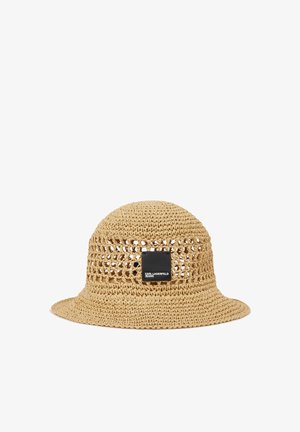 Μπεζ πλεκτό καπέλο τύπου bucket με ανοιχτό πλέγμα στη ζώνη και μαύρο τετράγωνο λογότυπο με την επιγραφή "Karl Lagerfeld Jeans" μπροστά.