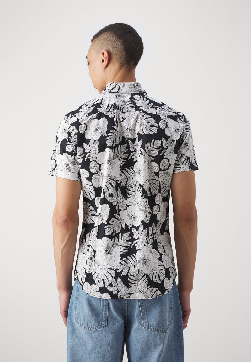 Zwarte korte mouw shirt met een wit bloemen- en bladerenpatroon, gemaakt van lichtgewicht stof, met een klassieke kraag en een ontspannen pasvorm.