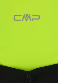 Ljust gul våtdräktsmaterial med en svart midjeresår, prydd med en silver CMP-logotyp i mitten och en slät, elastisk textur.