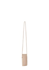 Beige vævet læder crossbody taske med en lang rem, rektangulær form, tekstureret overflade og en simpel lukning øverst.