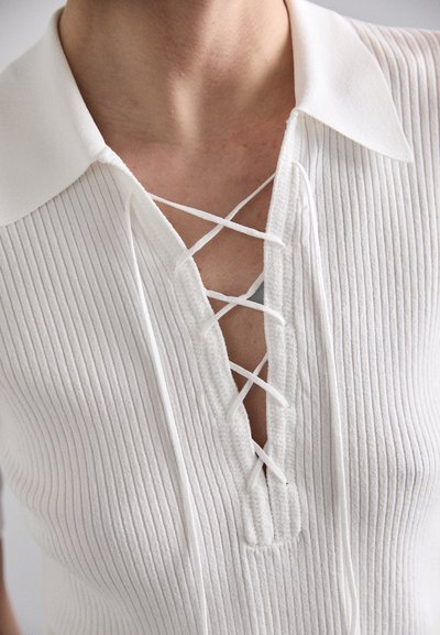 FRAME LACE UP - Lihtne T-särk - off white
