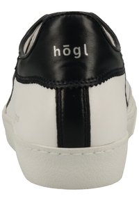 Baskets noires et blanches avec une tige en cuir lisse, présentant un design cousu et un passant de talon noir contrastant avec la marque "hōgl".