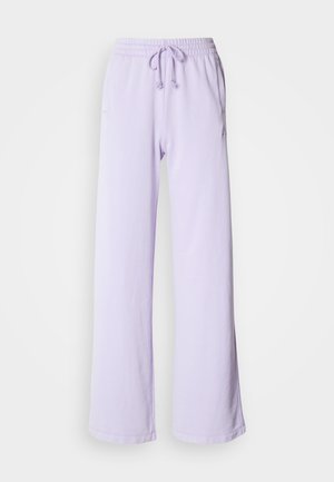 Jasnofioletowe szerokie spodnie dresowe z elastycznym pasem, regulowanym sznurkiem i bocznymi kieszeniami. Miękki materiał o gładkiej fakturze.