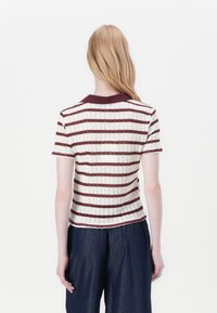 Gestreiftes Strickoberteil mit breiten burgunderfarbenen und cremefarbenen Streifen, geripptem Textur, kurzen Ärmeln und einem burgunderfarbenen Kragen. Rückansicht dargestellt.