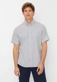 Kurzarm-Hemd mit Knopfleiste in einem hellblauen Muster, ausgestattet mit einem Kragen, Knopfleiste und Tasche. Hergestellt aus einem glatten, atmungsaktiven Stoff.