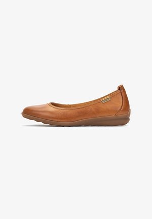 Ballerina in pelle marrone con punta arrotondata, dettagli di cucitura discreti e suola imbottita, progettata per comfort e flessibilità.