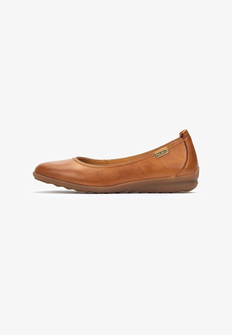 Ballerine en cuir marron avec un bout arrondi, un subtil détail de couture et une semelle rembourrée, conçue pour le confort et la flexibilité.