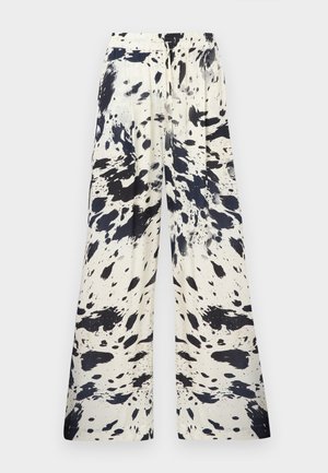 Platiakūnės kelnės iš lengvos medžiagos, su juodo ir balto taškelio raštu. Elastinga liemens juosta su klostėmis, suteikiančiomis laisvesnį prigludimą.