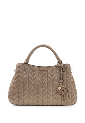 Sac à main beige matelassé avec poignées supérieures, logo de marque en métal, et étiquettes décoratives suspendues sur le côté droit.