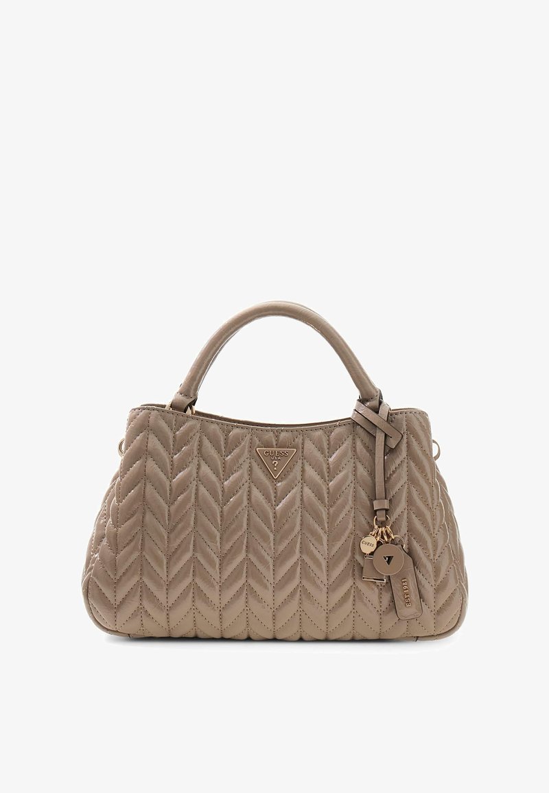 Sac à main beige matelassé avec poignées supérieures, logo de marque en métal, et étiquettes décoratives suspendues sur le côté droit.
