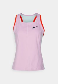 Hellviolettes Sport-Top mit quadratischem Halsausschnitt. Verfügt über orangefarbene Schulterriemen und Netzseitenteile. Schwarzes Nike-Logo auf der Vorderseite.