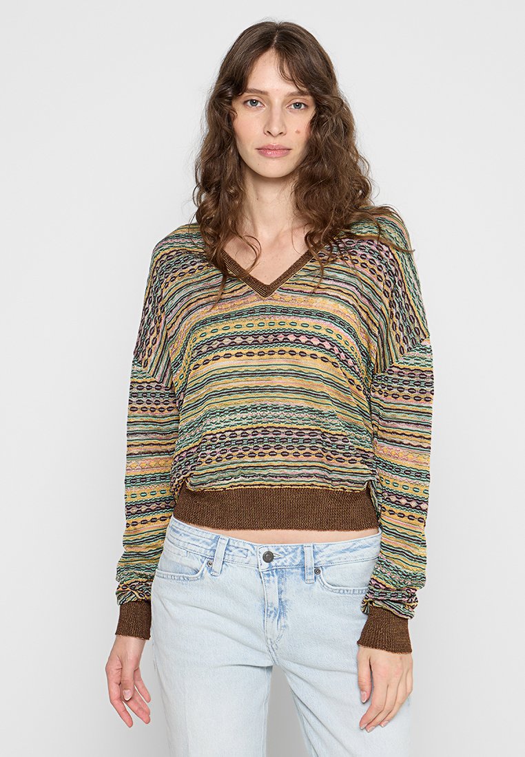 Mehrfarbiger Strickpullover mit V-Ausschnitt, der Streifen aus verschiedenen Mustern in Gelb, Grün und Braun mit gerippten Bündchen und Saum aufweist.