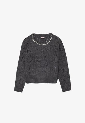 Suéter gris de punto con un patrón de cable texturizado y un escote con cuentas. Presenta mangas largas y un diseño corto.