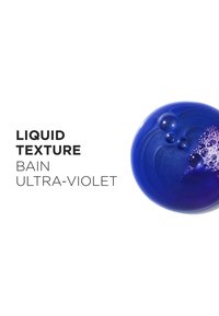 Dunkelblaue Flüssigkeit mit Blasen auf weißem Hintergrund neben dem Text „Liquid Texture Bain Ultra-Violet“ in fetter und regulärer Schrift.