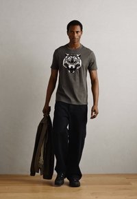 Antony Morato REGULAR FIT WITH MATT AND FLOCK - Tricou cu imprimeu - green