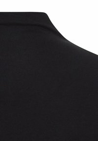 Schwarzes Poloshirt mit glatter Textur, Standardkragen und klassischer Passform. Keine sichtbaren Muster oder Hardware-Details.