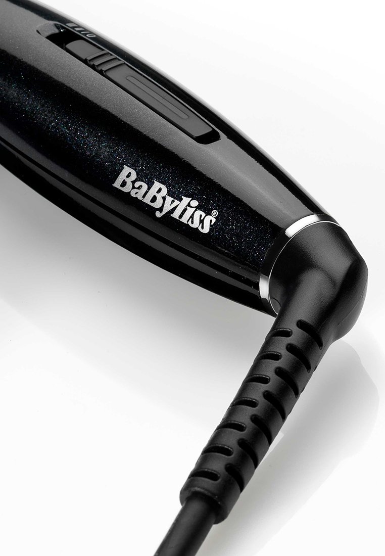 Schwarzes BaByliss-Haare-Styling-Tool mit stilvollem Finish, strukturiertem Griff, silbernen Akzenten und flexiblem Stromkabel. Einstellbare Temperaturregelungen.