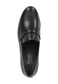 Mocassin en cuir noir à enfiler avec des coutures décoratives et une sangle à l'avant, étiqueté "Sioux" à l'intérieur de la chaussure.