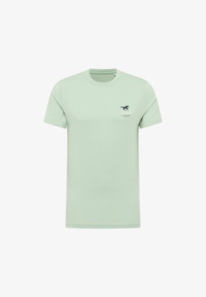 Miętowa koszulka bawełniana z krótkimi rękawami i okrągłym dekoltem; na piersi znajduje się ciemnoniebieskie logo konia oraz tekst marki.