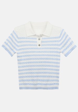 Pletené polo tričko s bielym golierom. Obsahuje horizontálne svetlo modré a biele pruhy. Tri dekoratívne gombíky vpredu.