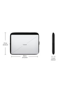 Custodia per laptop in bianco e nero, dimensioni 36 cm x 27 cm x 1,5 cm, con esterno liscio, chiusura a zip e design minimalista.