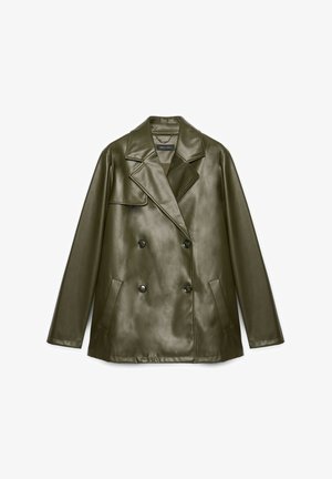 Blazer de cuero sintético verde oliva de doble botonadura con solapas anchas, dos bolsillos laterales y mangas largas.