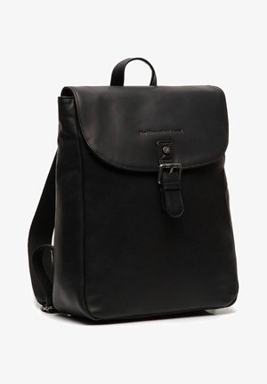 Sac à dos en cuir noir avec une fermeture à rabat, des bretelles réglables et un accent de boucle à l'avant. Texture lisse, design minimaliste.