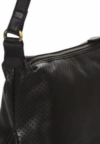 Bolso de mano de cuero negro con textura perforada, que cuenta con una cremallera superior, correa ajustable con herrajes de latón y una forma estructurada.