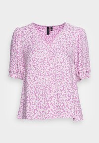 Blusa rosa de manga curta com decote em V, apresentando um padrão floral branco, textura suave e corte relaxado.