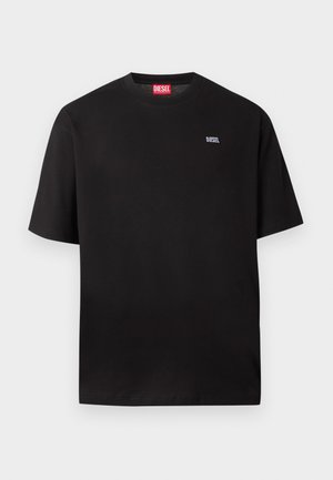 Μαύρο κοντομάνικο μπλουζάκι Diesel με μικρό λευκό λογότυπο "DIESEL" στο αριστερό στήθος και κόκκινη ετικέτα Diesel στο εσωτερικό του γιακά.