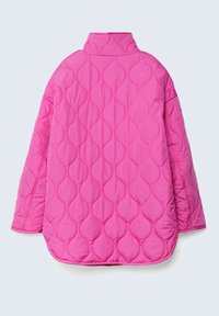 Gepolsterte, oversized Jacke in leuchtendem Pink mit hohem Kragen und glatter Textur, die ein geometrisches Muster auf dem Stoff zeigt.