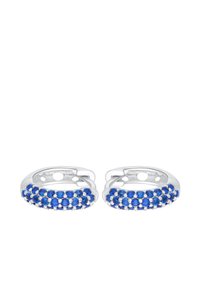 Los pendientes de aro de plata presentan una fila de piedras preciosas azules, engastadas en una base de metal pulido. El diseño incluye piedras redondas con un acabado suave.