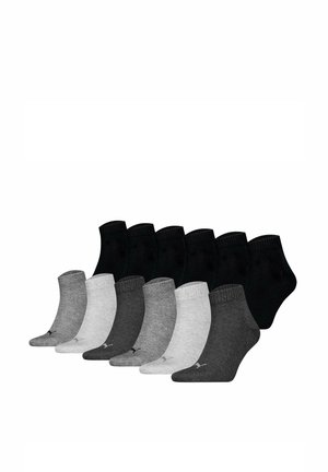 Ensemble de douze chaussettes basses en noir, gris foncé, gris clair et blanc, disposées en deux rangées sur un fond blanc.