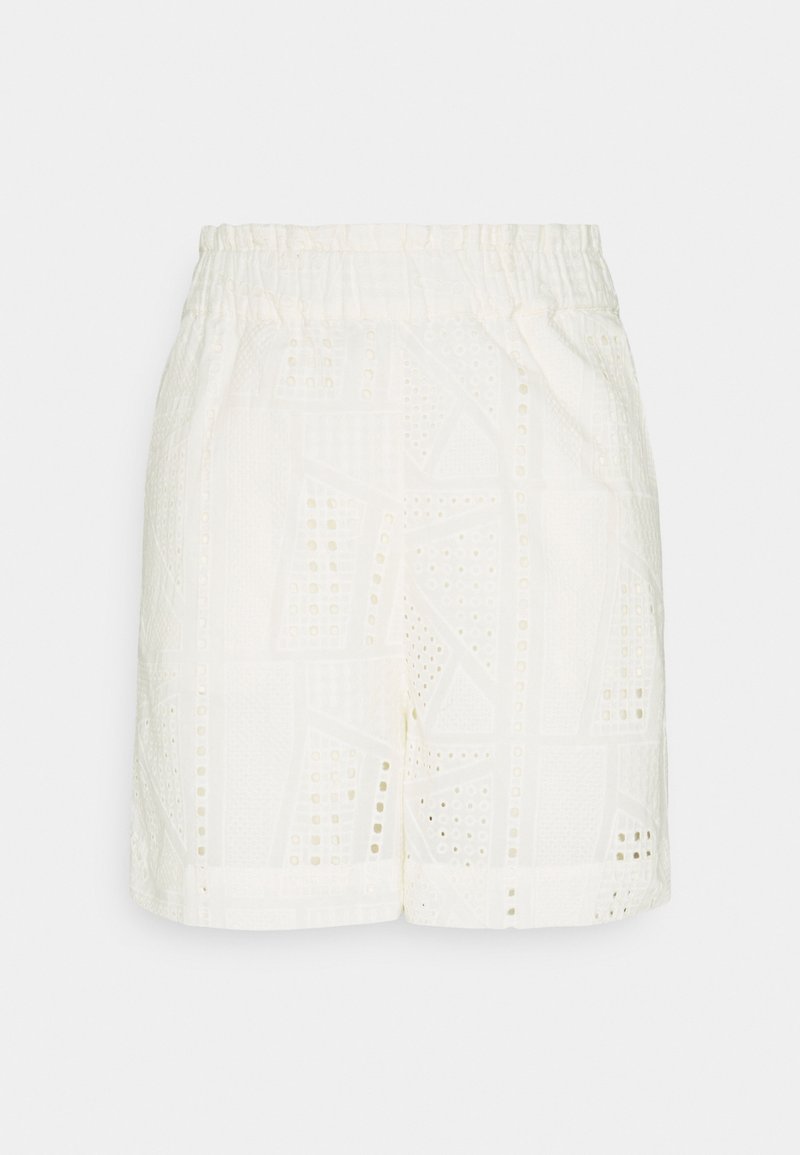 Short blanc taille haute avec ceinture élastique, présentant un motif géométrique en œillets et des ourlets retroussés.