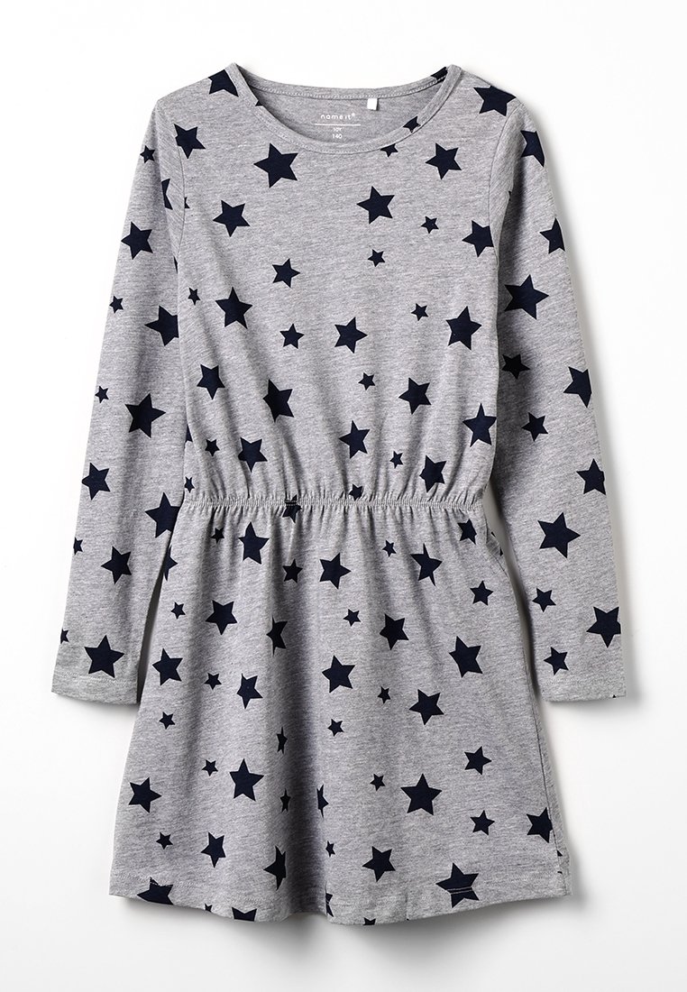 Robe gris à manches longues avec motif d'étoiles noires, taille froncée et encolure ronde, adaptée pour une tenue décontractée.